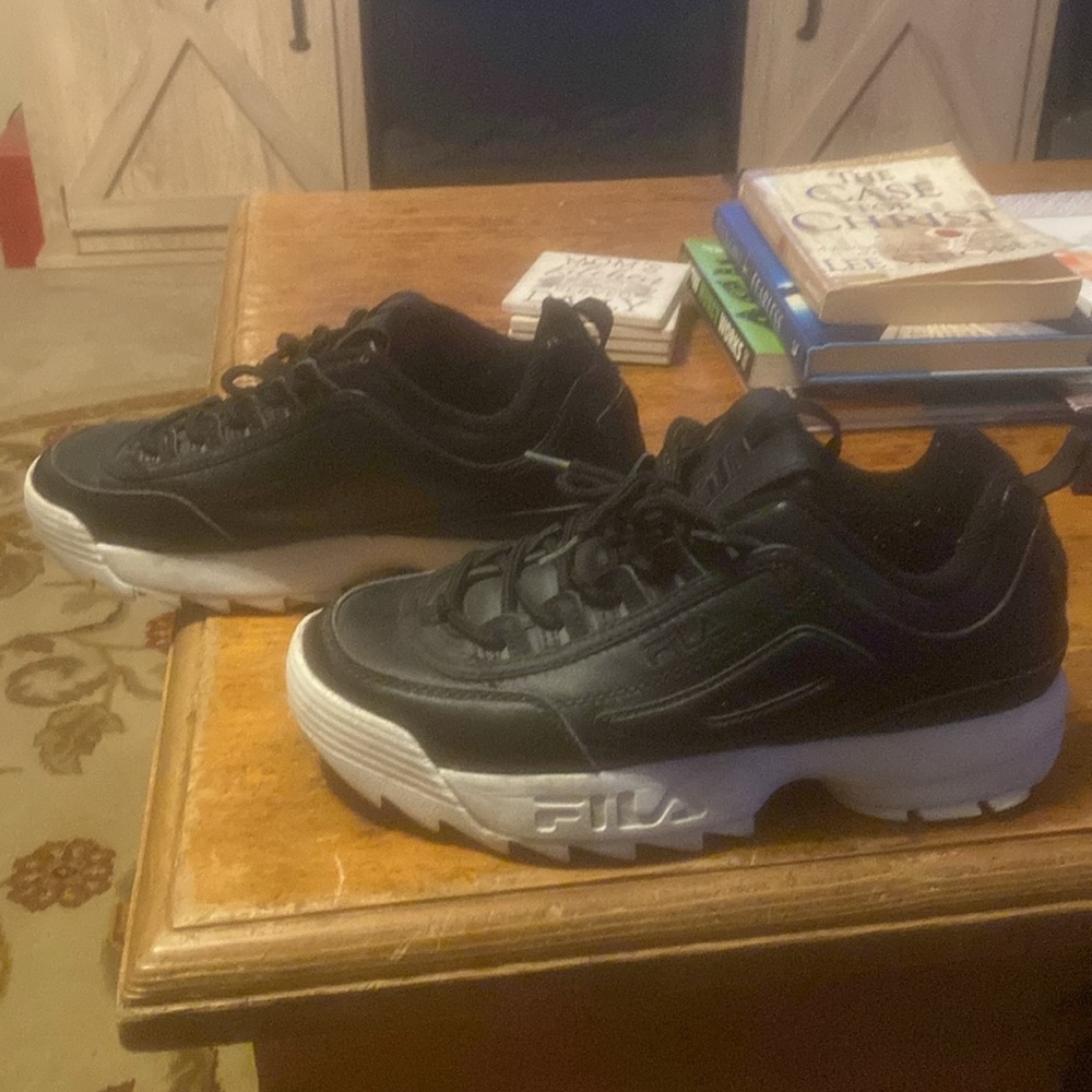 Fila Sneakers EUC Woman’s size 10 - Picture 5 of 7